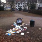 Umgeworfener Bücherschrank am Leipziger Platz in Nippes