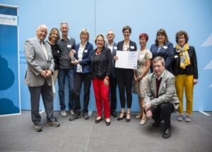 Die Projektgruppe "Unternehmen engagiert für's Veedel" erhielt von Bundesumweltministerin Svenja Schulze den Blauen Kompass überreicht