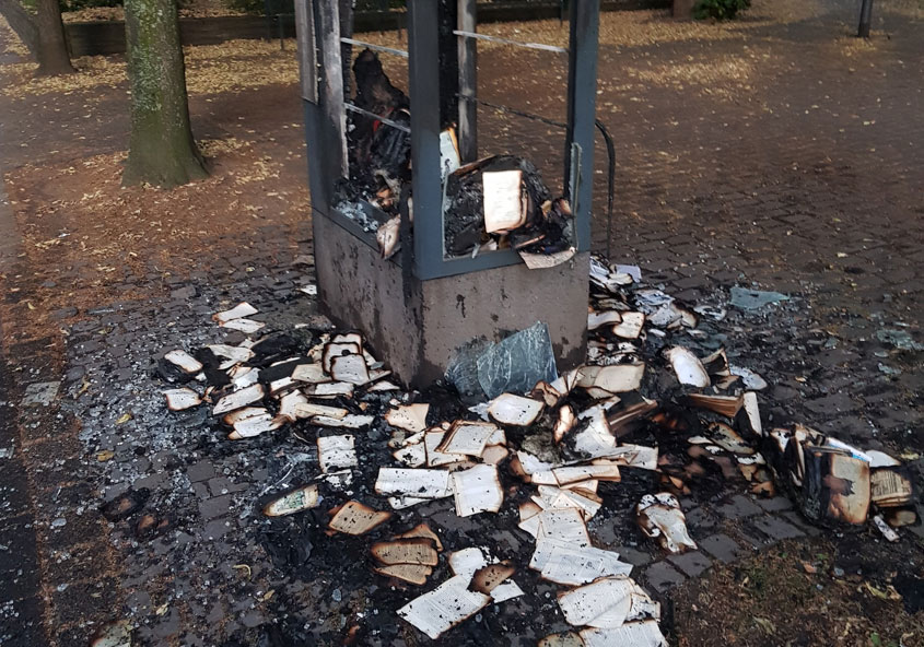 Trauriges Bild: Verbrannte Bücher neben dem Bücherschrank am Gereonsdriesch