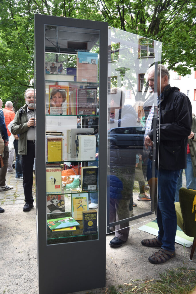 Einweihung des Bücherschranks am Naumannplatz in Riehl
