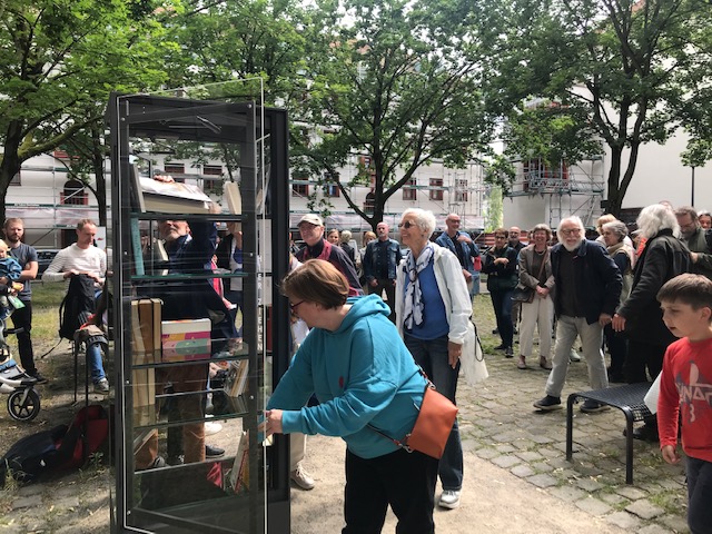 Einweihung des Bücherschranks am Naumannplatz in Riehl