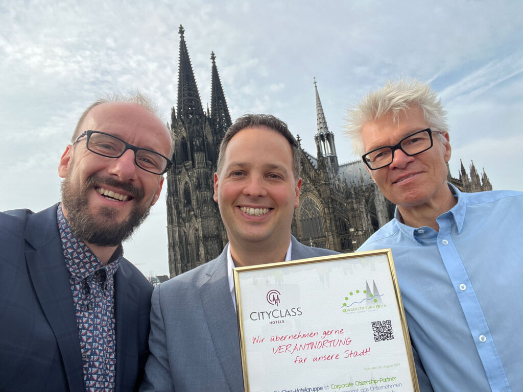 Die CityClass Hotelgruppe ist neuer Corporate Citizenship-Partner der Bürgerstiftung Köln. Im Bild der Vorstandsvorsitzende Martin Müller (links) und Stiftungsrat Sven Johannsen (rechts) mit Pascal Marquigny.