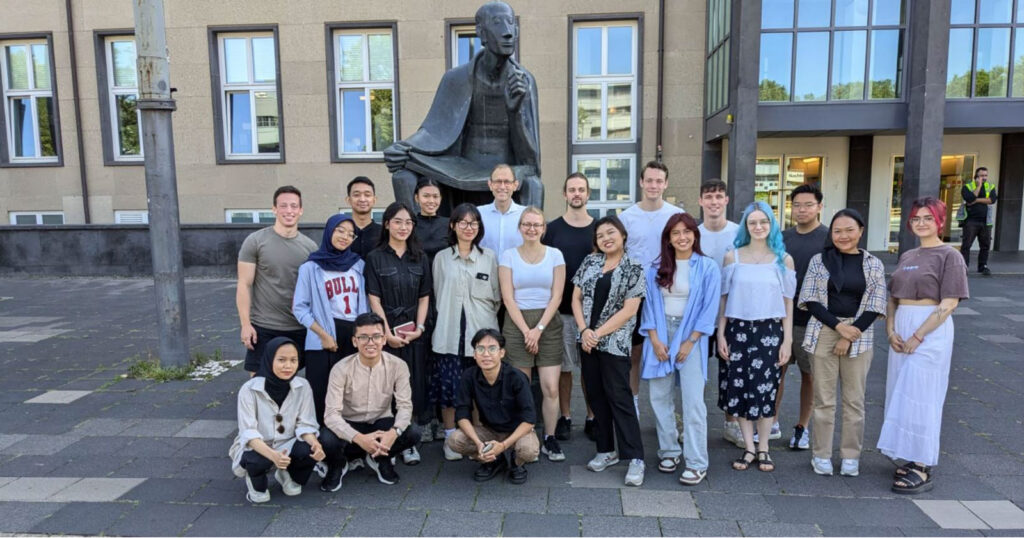 Die Teilnehmenden der „Cologne Summer School“ vor der Universität Köln.