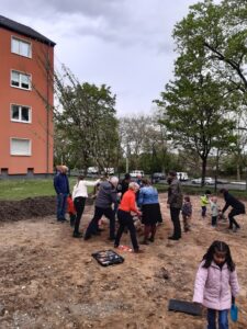 Die Bürgerstiftung Köln hat für den Nachbarschaftsgarten in der Stegerwaldsiedlung ein Apfelbäumchen spendiert.