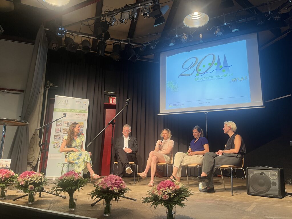 Eine spannende Podiumsdiskussion mit (von rechts): Jasmin Caspary (Bereich Ehrenamtliche“ Allerweltshaus Köln e.V.), Karolin Hüner (Geschäftsführerin KFA - Kölner Freiwilligen Agentur), Elisabeth Sandow (1. stellv. Bezirksbürgermeisterin Rodenkirchen), Dr. Ulrich Soénius (Vorsitzender Kölner Stiftungen e.V.) und Moderatorin Simone Krost (Stiftung RTL – Wir helfen Kindern e.V.).