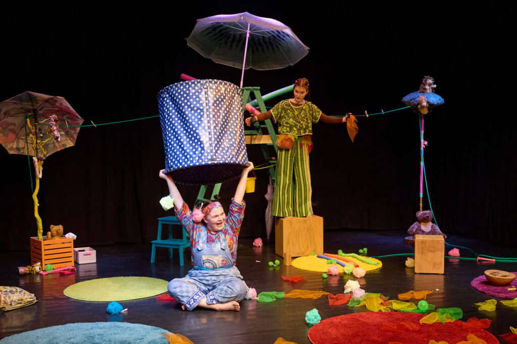 Szene aus dem Theaterstück „Mein Freund, der Baum, sieht rot“