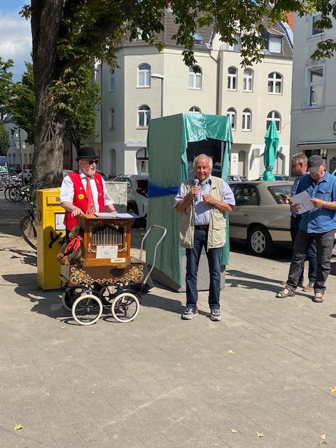 Neuer Bücherschrank am Lenauplatz
