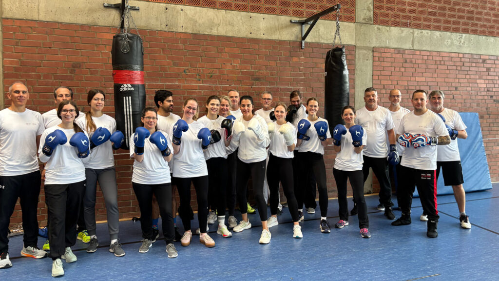 Mit dem zweitägigen Qualifizierungsworkshop „Boxen für Parkinson-Patient:innen“ unterstützte die Bürgerstiftung Köln ein innovatives Gesundheitsprojekt der Parkinson Stiftung an der Deutschen Sporthochschule Köln. 