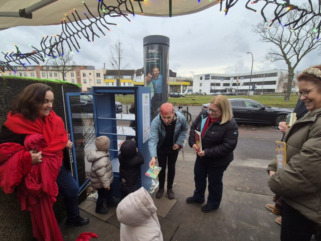 Einer der neuen Bücherschränke steht nun an der Kita „Mülheimer Rasselbande“