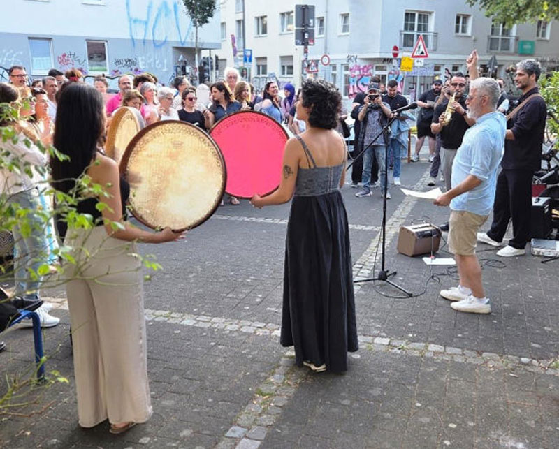 Vierteltöne: Mitsingen-auf-Kurdisch,-Türkisch-&-Armenisch