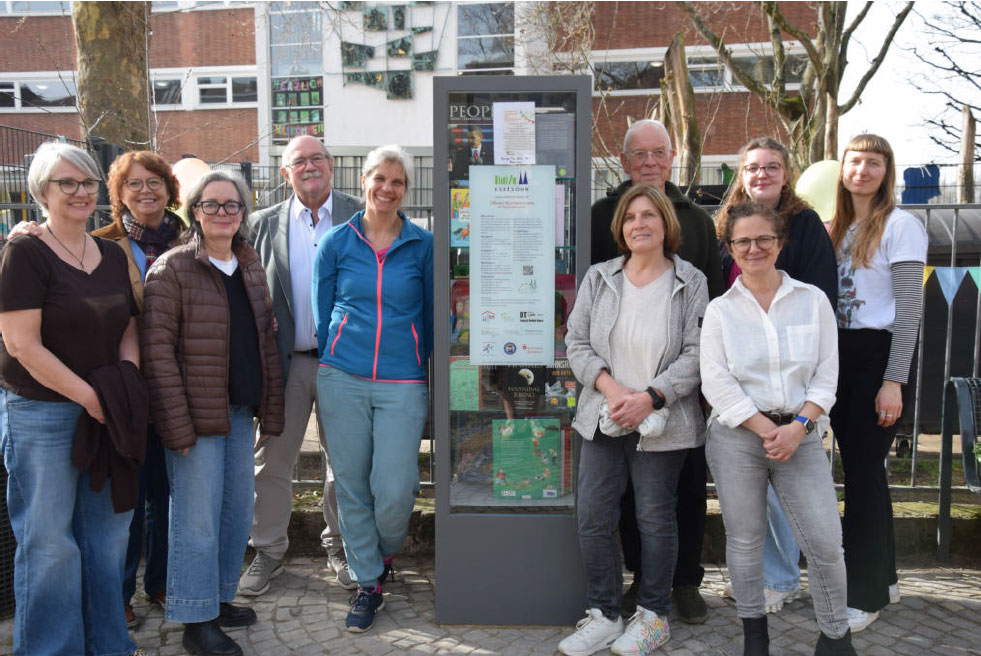 Von links nach rechts: Cornelia Rathke, Rheinschule; Lis Nörgaard, Bürgerstiftung Köln; Carolin Kirsch, SPD; Michael Schwenk, Gemeinnützige Wohnungsbaugenossenschaft 1897; Steffie Menke, Rheinschule; Benni Beth, Seniorenkoordination Mülheim; Rolf Bauerfeind, Mülheimer Freiheit; Bagnu Yazici, Seniorennetzwerk Mülheim; Victoria Schulze, Jugendeinrichtung August-Bebel-Haus; Henrieke Erchinger, Sozialraumkoordination Mülheim-Nord.